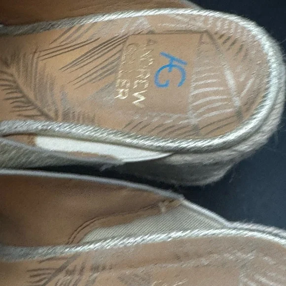 Andrew Geller Gold Fabric Open Toe Slip On 3” Wedge Heel Sandal Women’s Size 8 - Picture 8 of 16